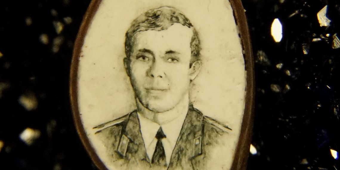 Портрет героя на яблочной косточке подарен военным