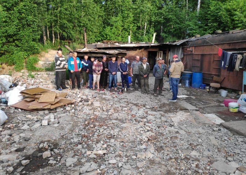 Фанерный город мигрантов нашли под Новосибирском