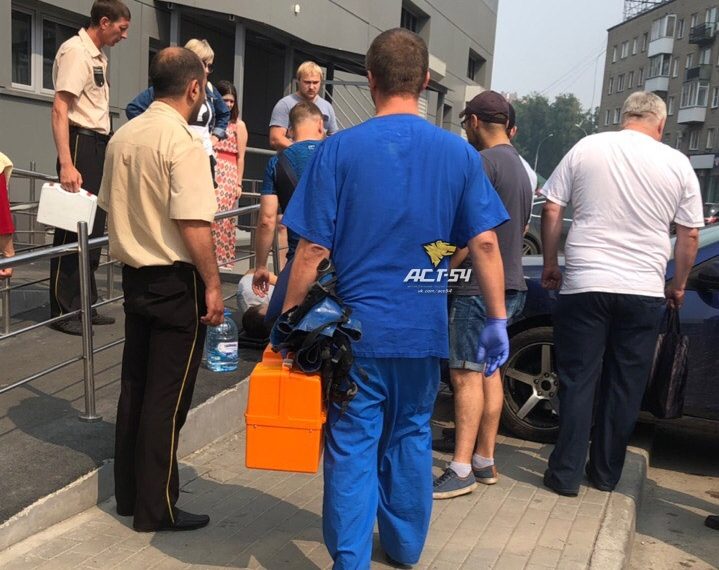 Перепутала педали: девушка сбила мужчину на Березовой роще в Новосибирске