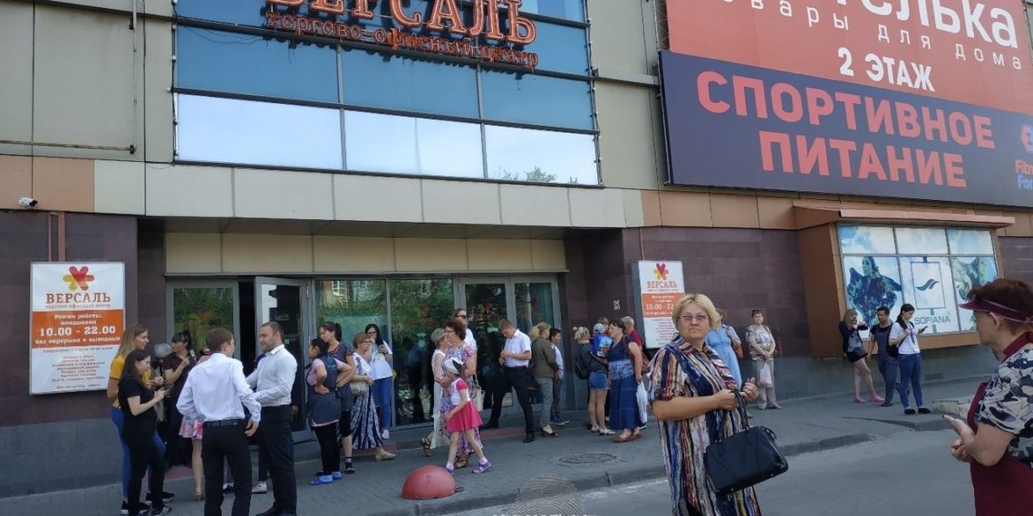 Люди бегут из ТЦ «Версаль» в Новосибирске