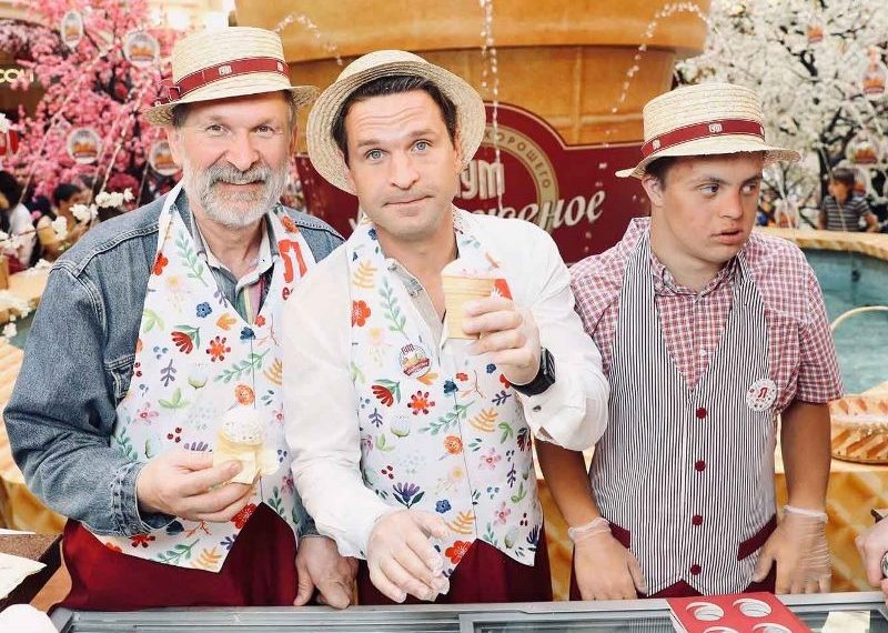 Звезды стали продавцами, чтобы помочь особенным детям