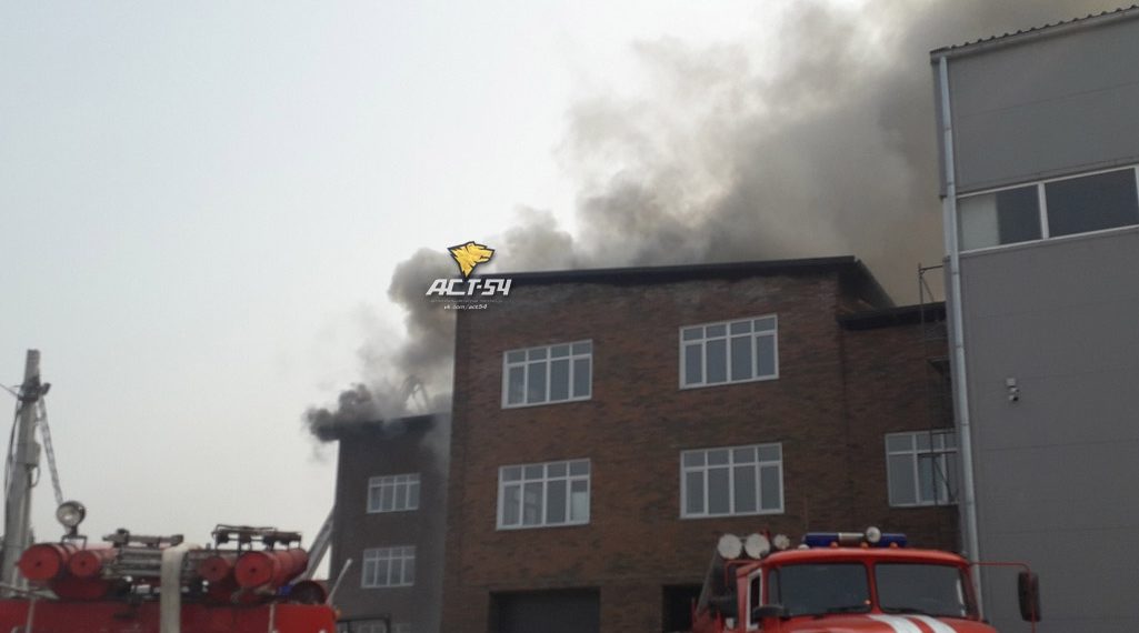 Склад с маслом вспыхнул в задымленном Новосибирске