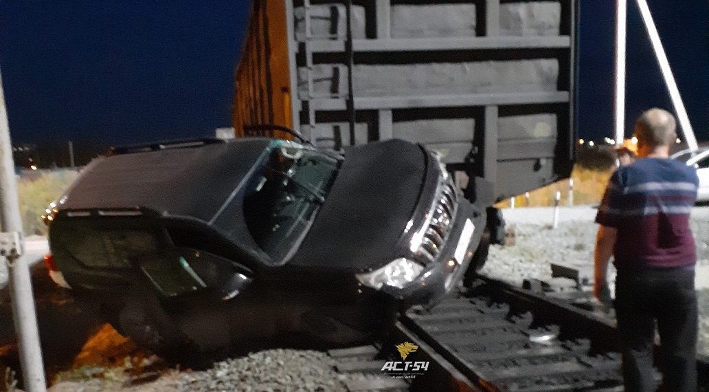 Водитель внедорожника чудом остался цел в ДТП с поездом под Новосибирском