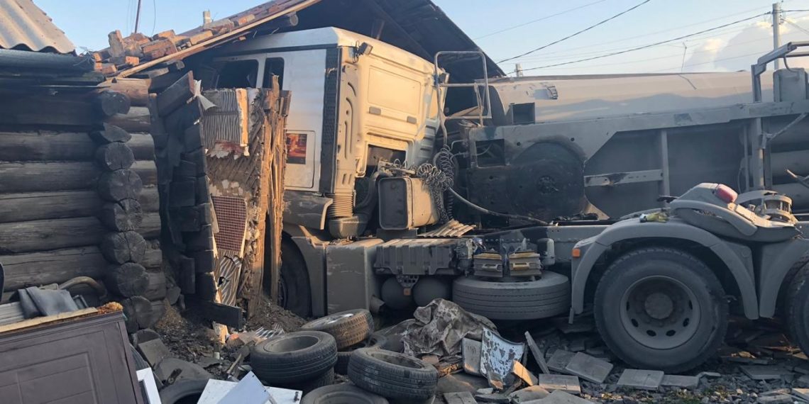 Грузовик снес сарай в Октябрьском районе Новосибирска