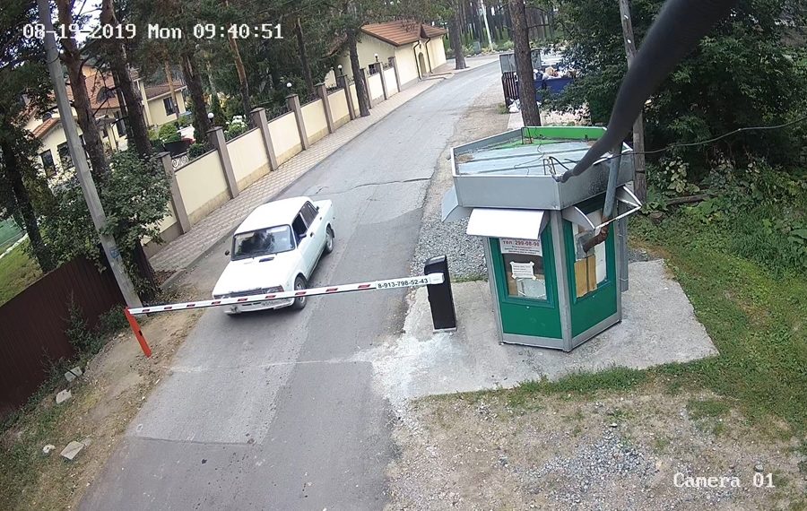 Пьяная компания на белых «Жигулях» протаранила шлагбаум