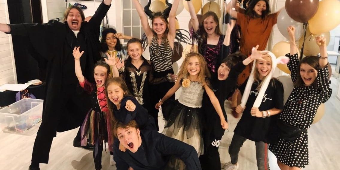 На слете маленьких ведьм юной кинозвезде нагадали большую любовь