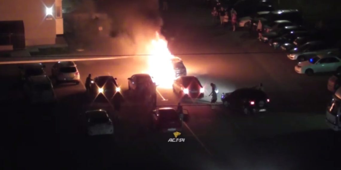 Тросом от горящего авто очевидцы оттаскивали машины в Новосибирске