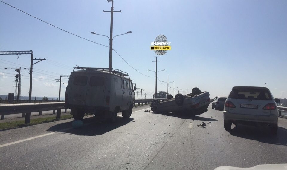 Автомобиль перевернулся на мосту через залив под Новосибирском