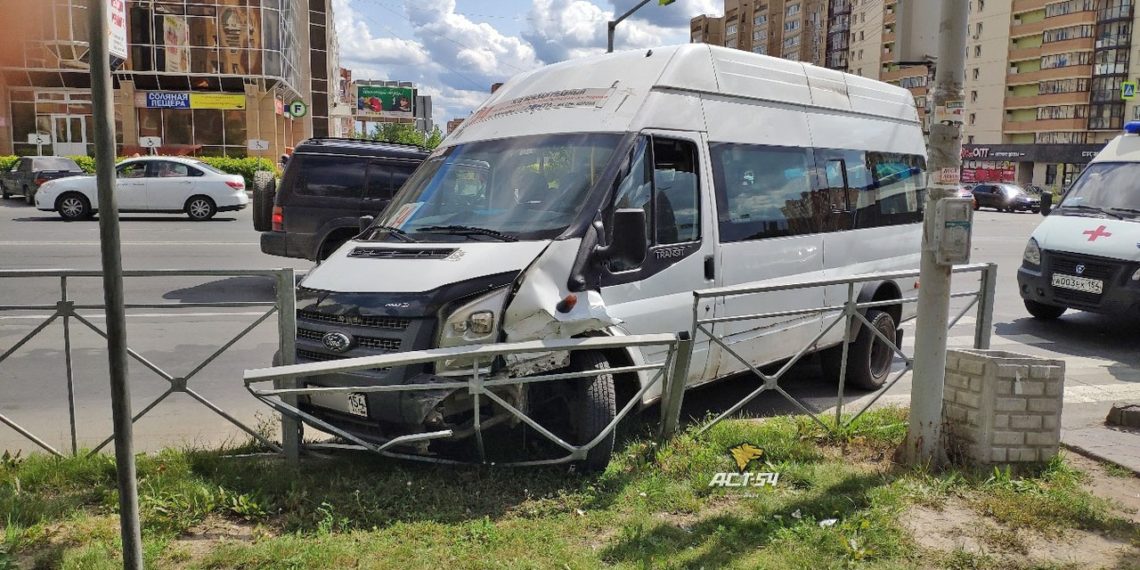Водитель маршрутки проломил забор в Новосибирске из-за приступа