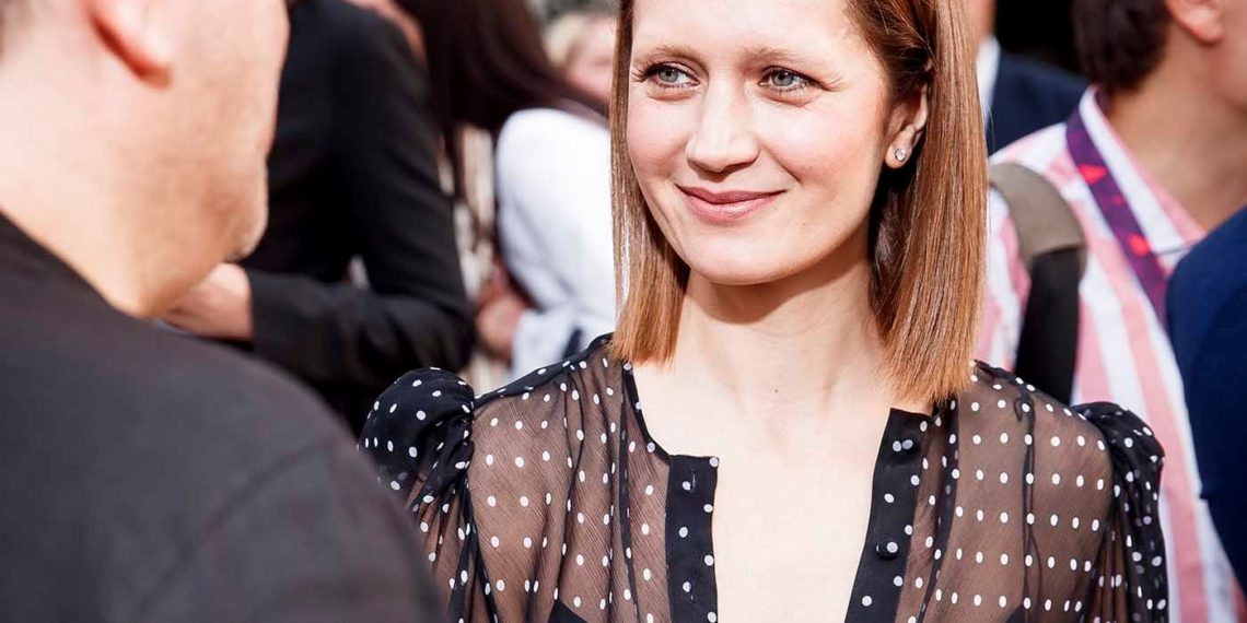 Почему у Исаковой исчезли брови?