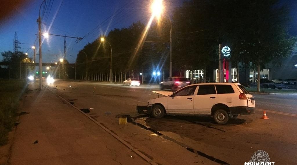 Столб освещения остановил Nissan в Новосибирске