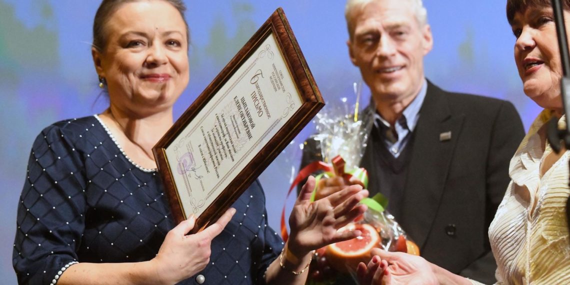 Талант лицедея тоже дарит Бог – Елена Цыплакова