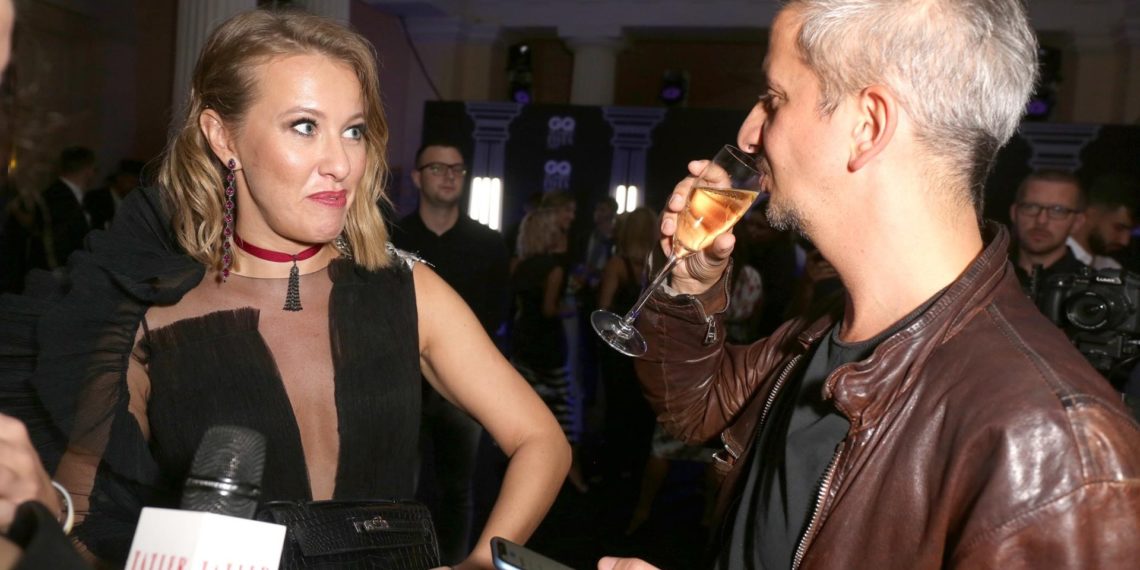 Собчак и Богомолов расписались в ЗАГСе и уехали на свадебном катафалке