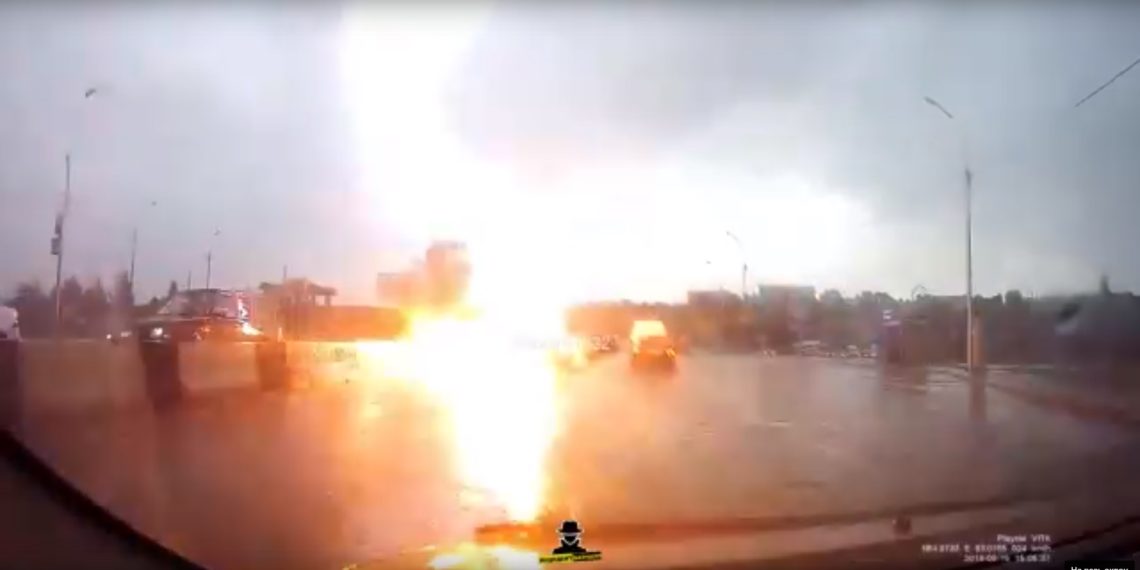 Молния ударила по автомобилю на шоссе в Новосибирске