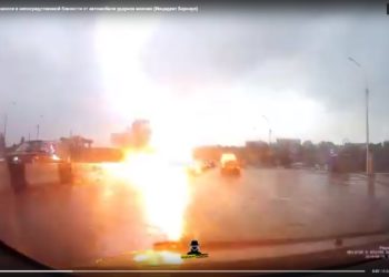 Молния ударила по автомобилю на шоссе в Новосибирске