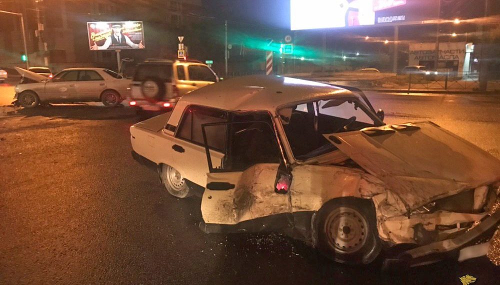 Спасатели достали пассажирку ВАЗа из машины после ДТП в Новосибирске