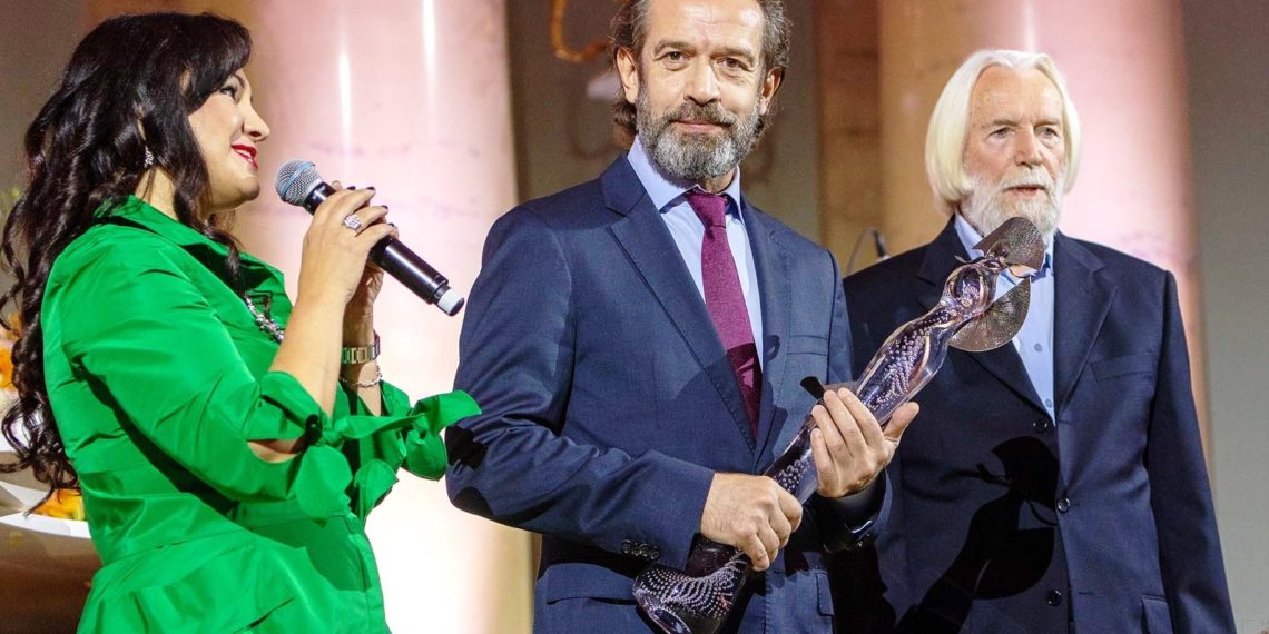 Любшин вручил Машкову «Хрустальную Турандот»