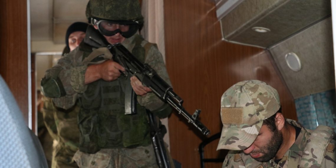 Новосибирский спецназ освободил захваченный самолет