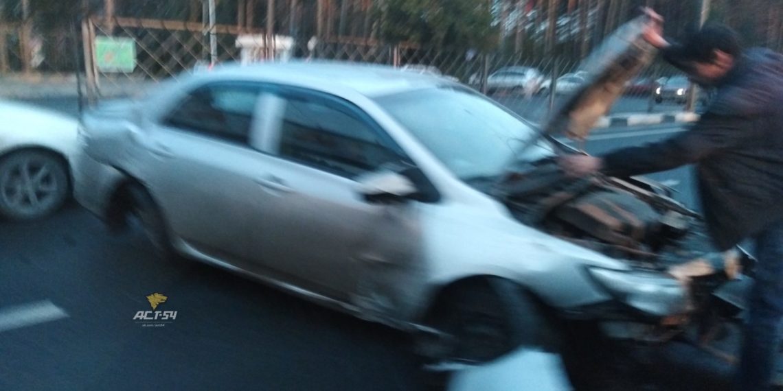 Пять автомобилей столкнулись в Советском районе Новосибирска