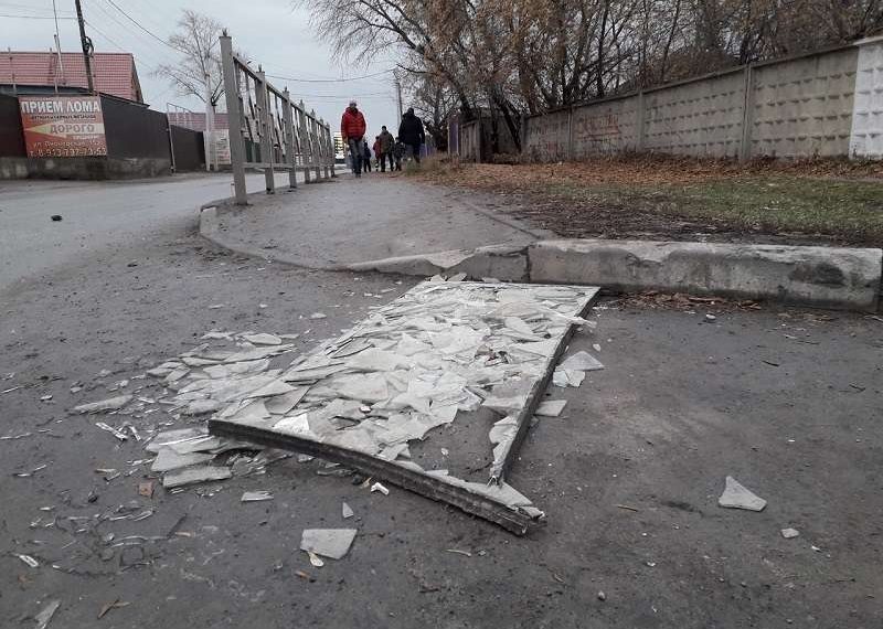 Раны и перелом получил ребенок на тротуаре в Бердске