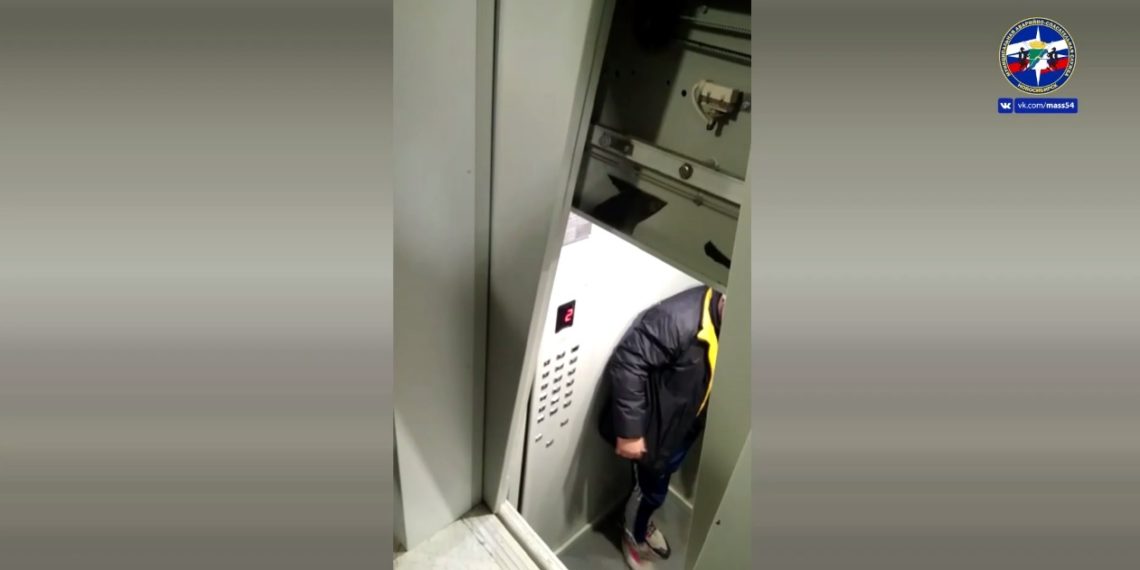 Задыхающегося новосибирца спасатели вытащили из лифта