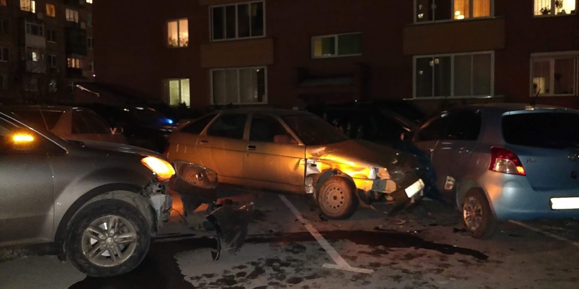 Пенсионерка разбила семь машин и спряталась во дворе Новосибирска