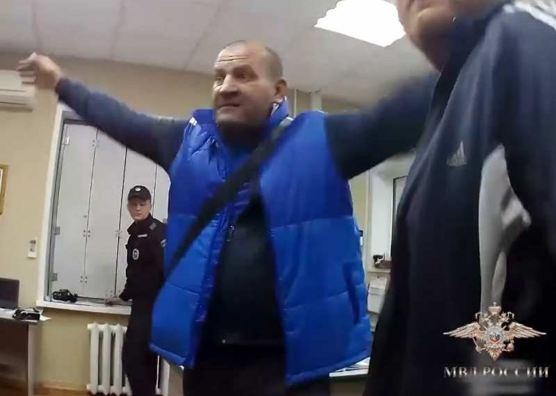 Уголовное дело к 500 рублям штрафа прибавили авиадебоширу из Омска