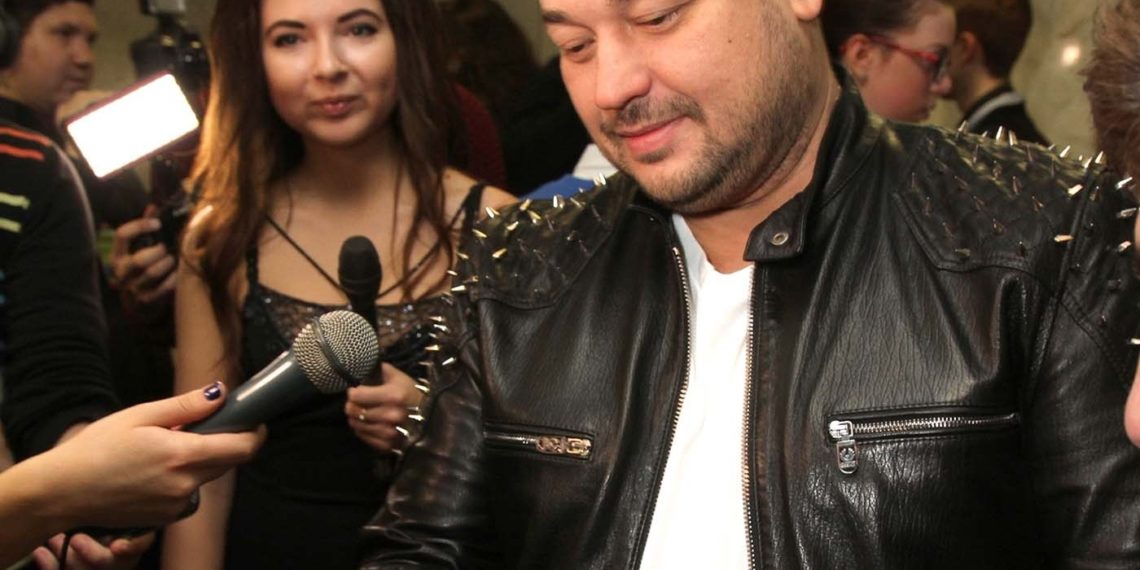 Заведут за кулисы, а там – «Руки вверх!»