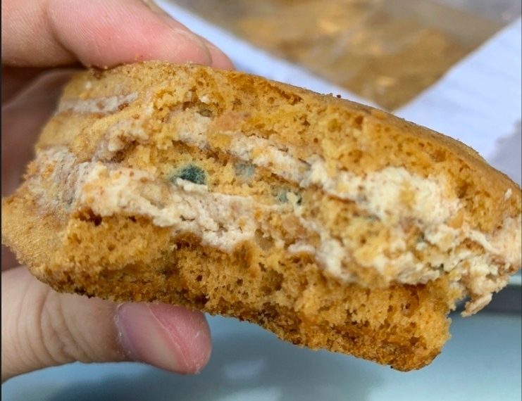 Медовик «дорблю» купили в новосибирском магазине мама с ребенком