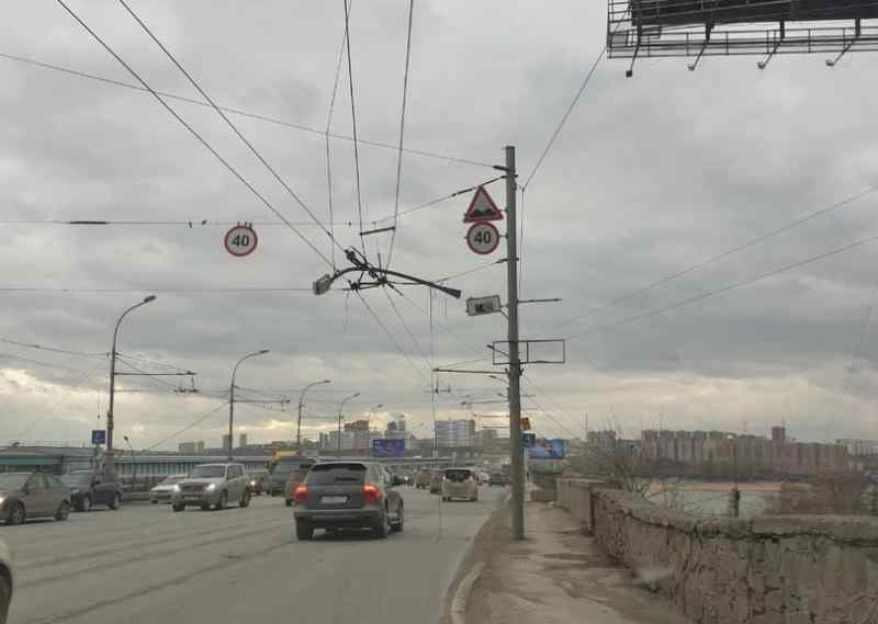 Фонарь повис на проводах Коммунального моста