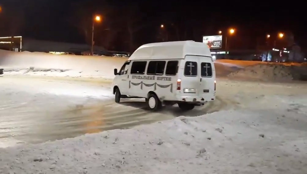 «Помирать – так с музыкой»: катафалк устроил дрифт в Новосибирске