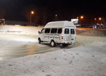 «Помирать – так с музыкой»: катафалк устроил дрифт в Новосибирске