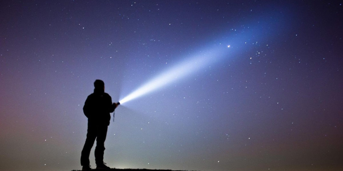 РКН пригрозил сибирскому СМИ блокировкой за новость про акцию с фонариками