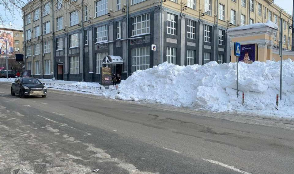 Пешеходный переход в центре Новосибирска засыпали горой снега