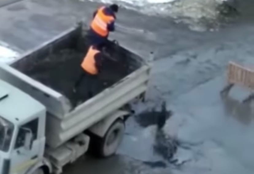 Дорожники устранили лужу в Новосибирске асфальтом
