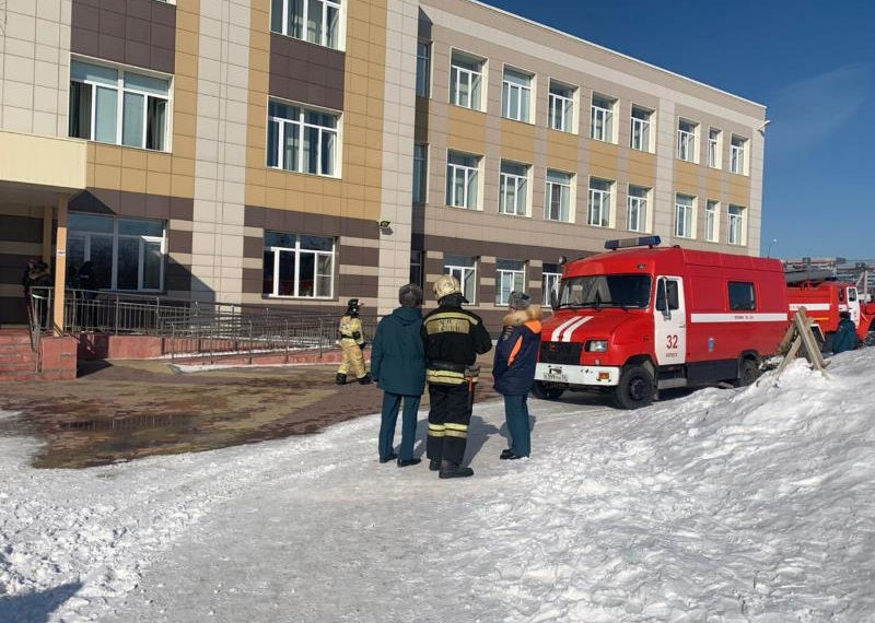 Школа загорелась в Новосибирске