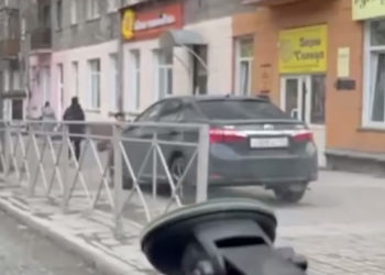 Новосибирские водители захватили тротуар на Восходе