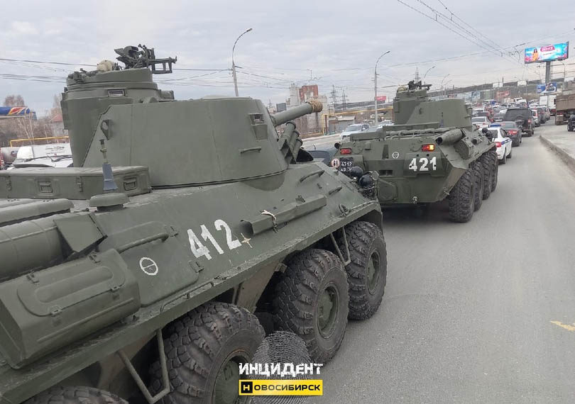 БТР встали в пробке на Димитровском мосту в Новосибирске