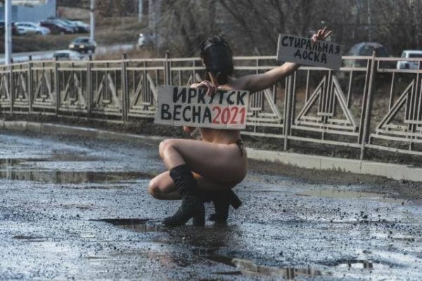 Голые На Улице Не Робеют От Взоров Посторонних