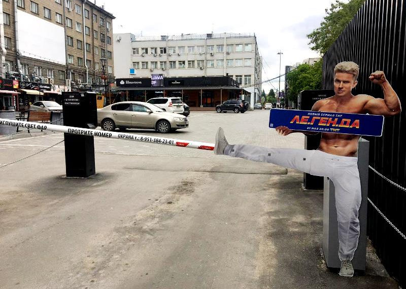 Легендарный чемпион ММА «завис» на шлагбауме в центре Новосибирска