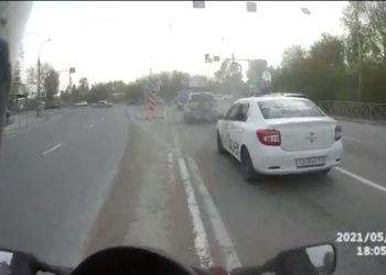 Байкеры поделились видеозаписью субботнего ДТП с мотоциклистом