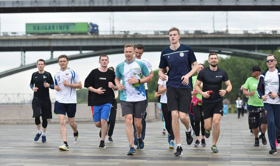 Сбербанк провел «пробежку со звездой» на набережной Новосибирска