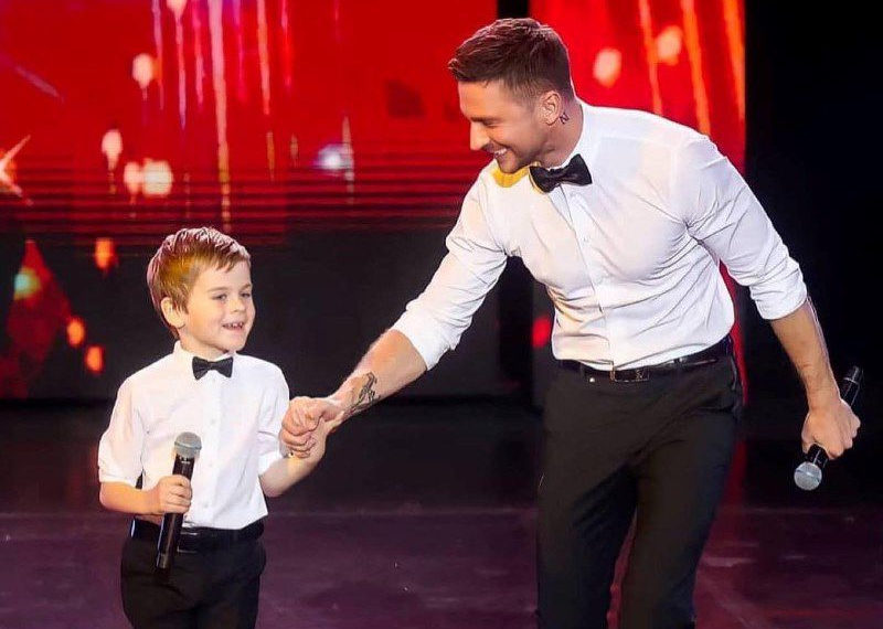 Сын Лазарева получил букет от поклонников