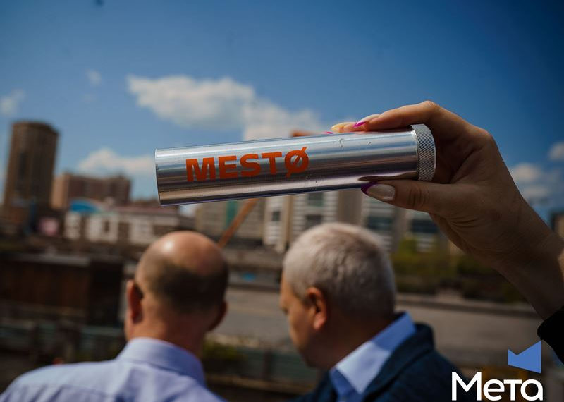 Капсулу времени залили 60 машинами бетона