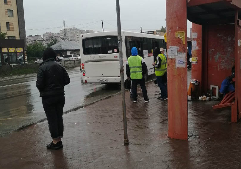 Новосибирские мошенники нацепили жилеты и взялись штрафовать антимасочников