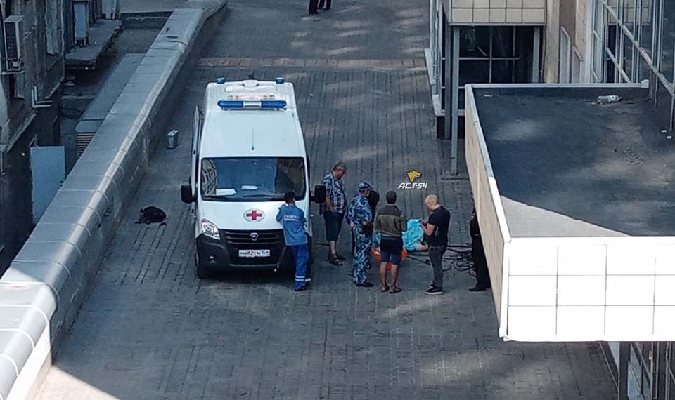 Промышленный альпинист сорвался с крыши бизнес-центра в Новосибирске