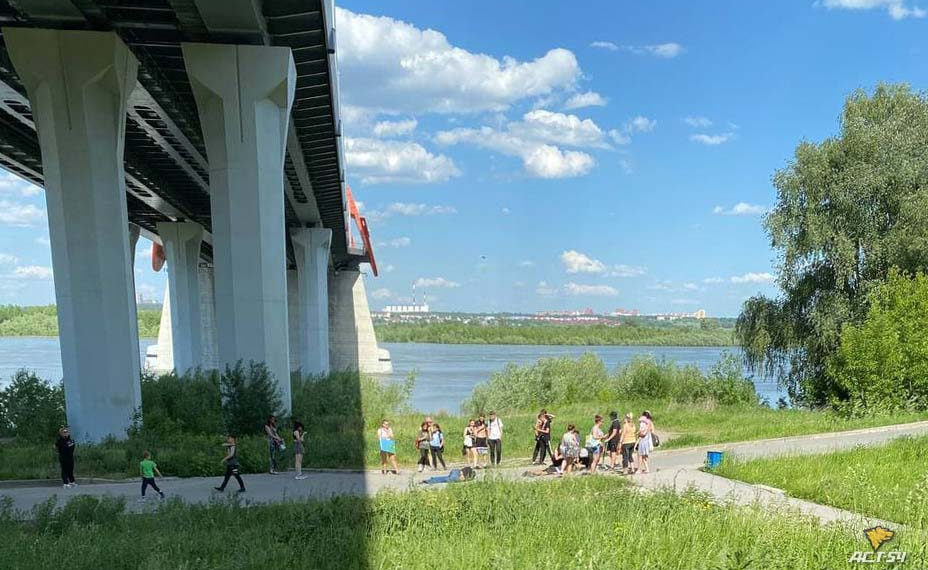 Мужчина упал с Бугринского моста на другого новосибирца