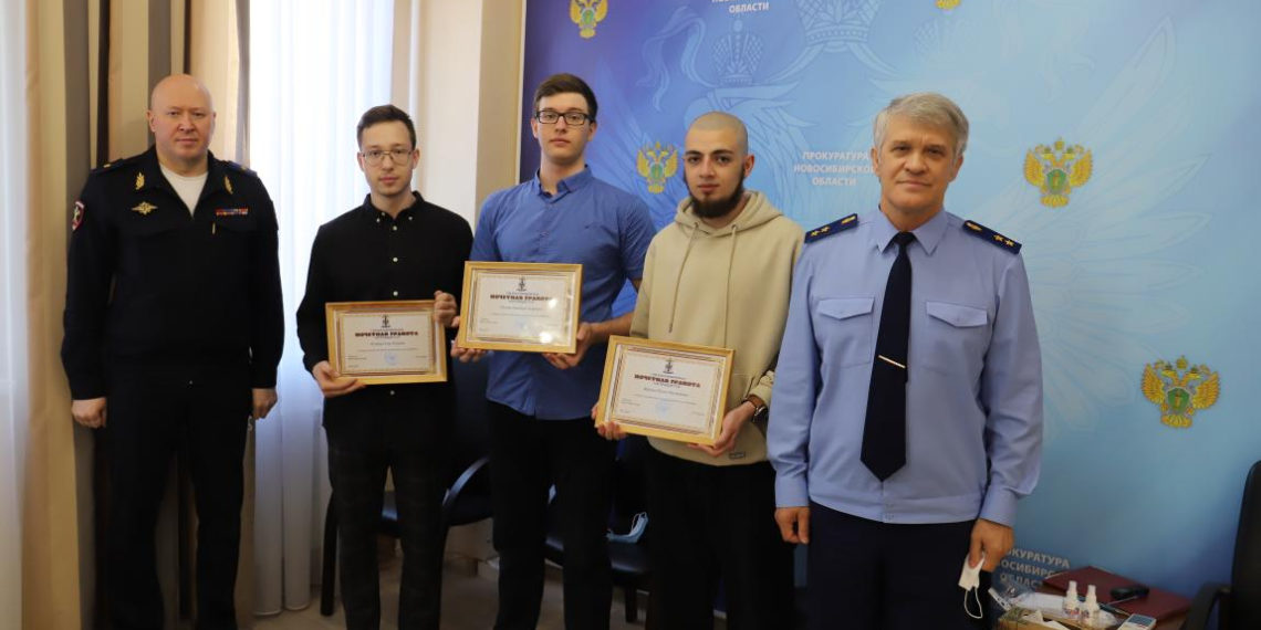 Студентам НГТУ вручили грамоты — они задержали устроившего кровавую бойню магистранта