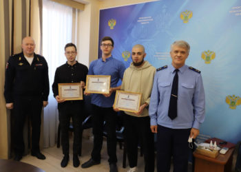 Студентам НГТУ вручили грамоты — они задержали устроившего кровавую бойню магистранта