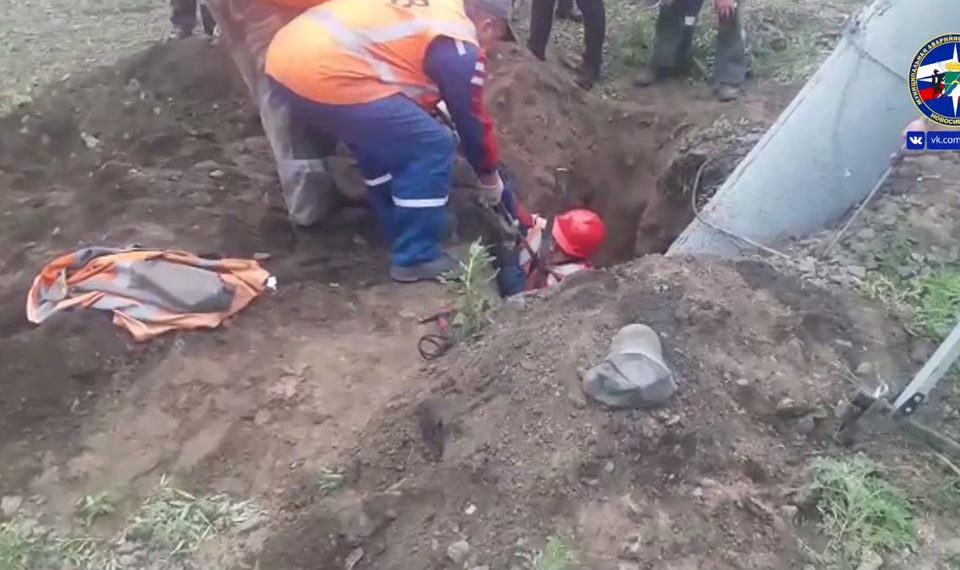 Рабочего придавило столбом на железной дороге в Новосибирске